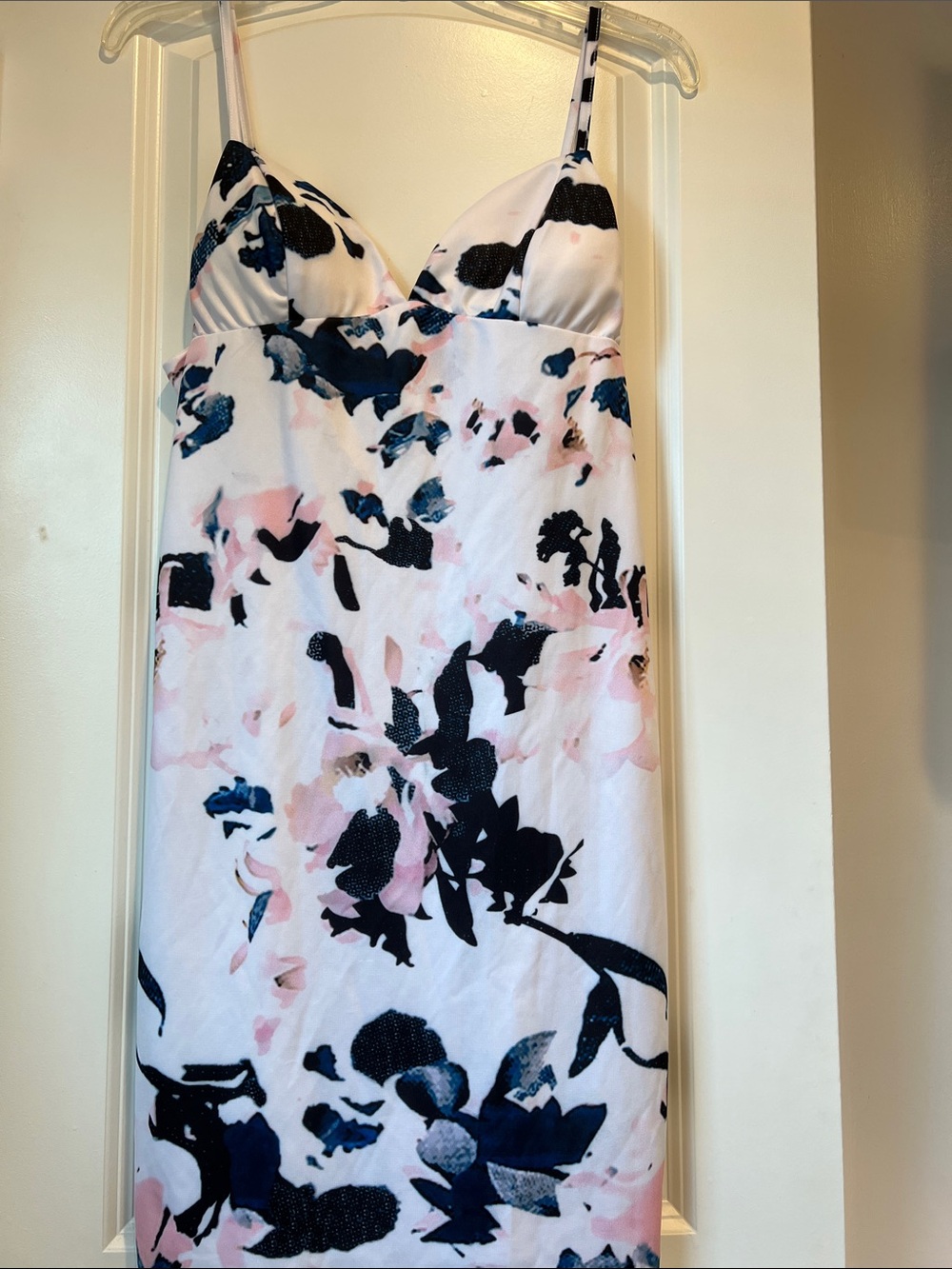 NWOT YOINS Beautiful V-neck dress in Medium